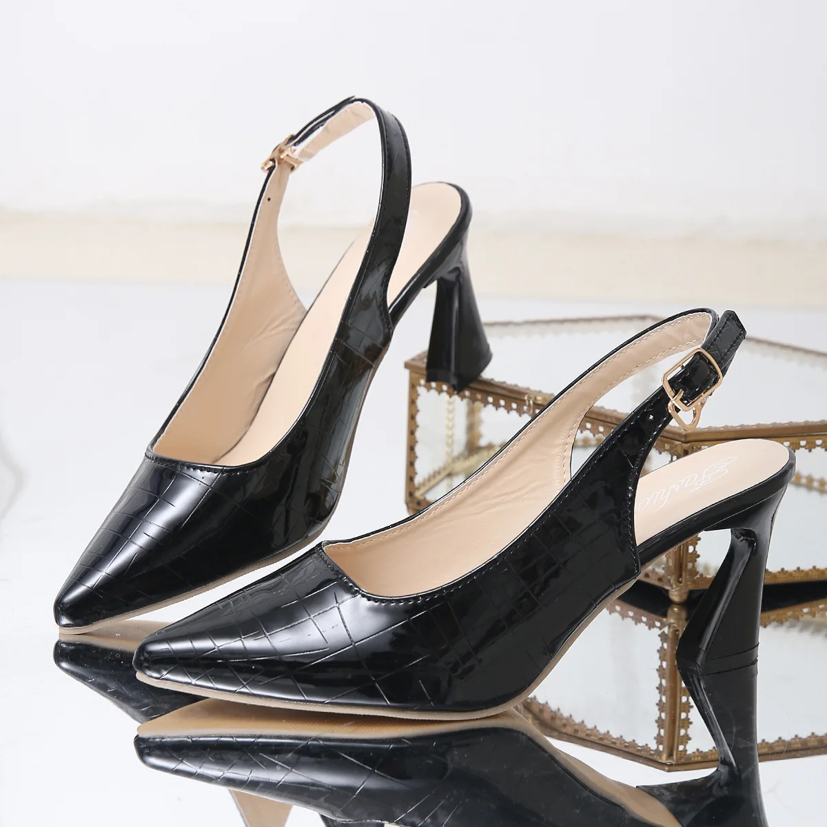 2024 Профессиональная обувь Spring Sharp Back Hollow Baotou Европейская и американская женская сандалии с пряжкой на высоком каблуке